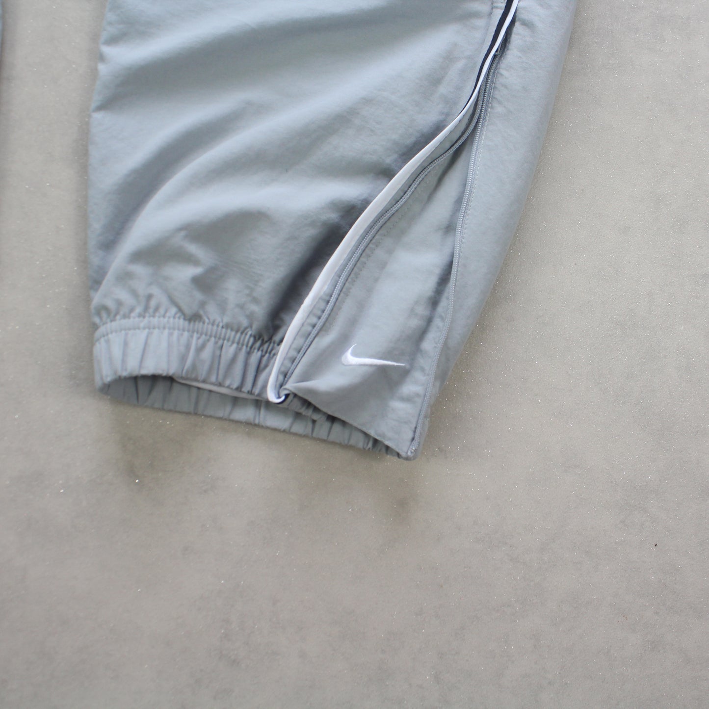 SUPERSELTENE Nike Trainingshose aus den 2000ern, Grau – (M)