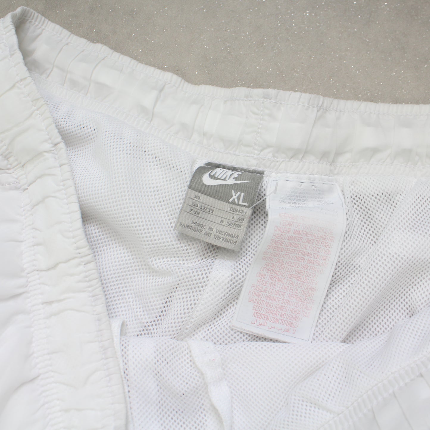 SUPERSELTENE Nike Trainingshose aus den 2000ern, weiß – (L)