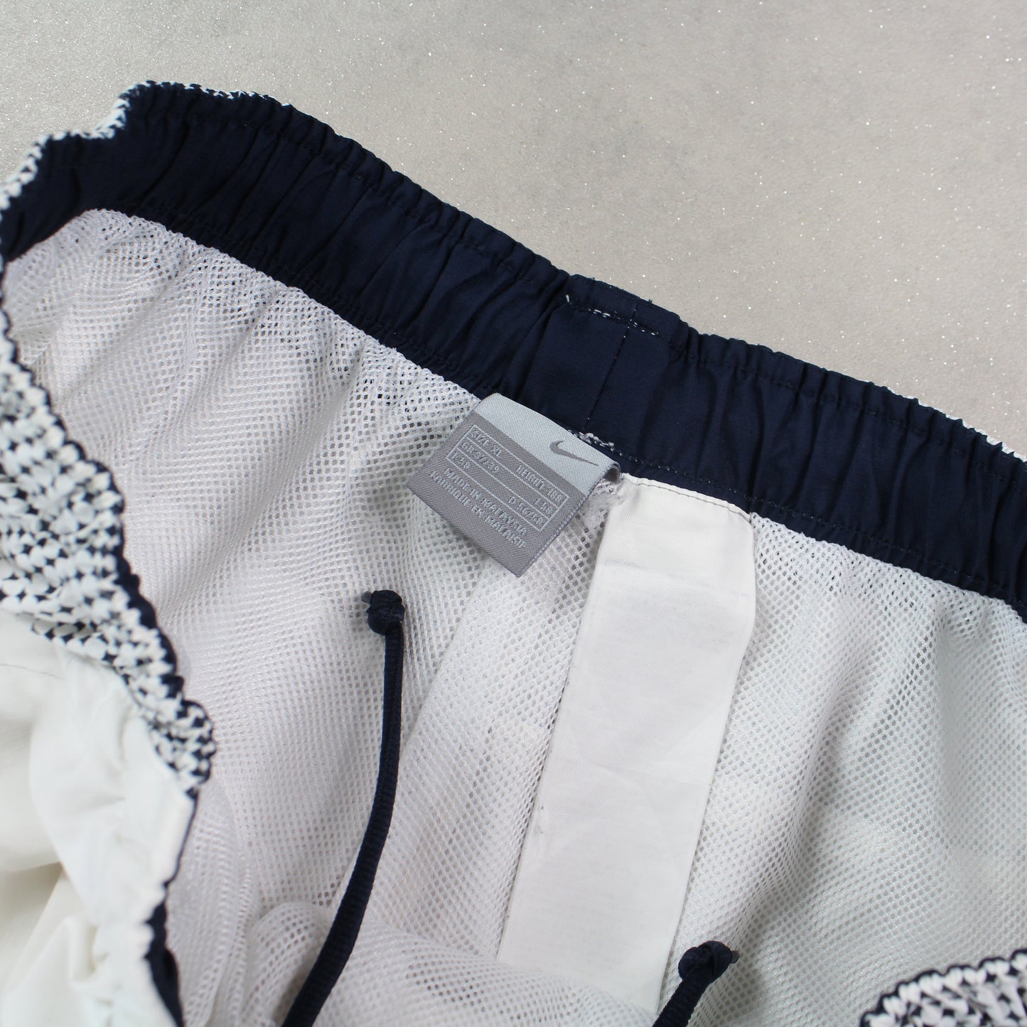 SUPERSELTENE Nike Athletic Trainingshose aus den 2000ern, Weiß – (L)