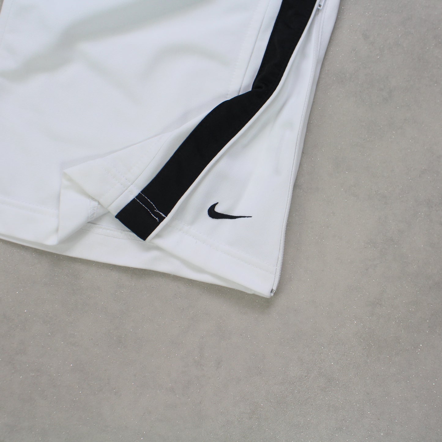 SUPERSELTENE Baggy-Trainingshose von Nike aus den 2000ern, weiß – (L)