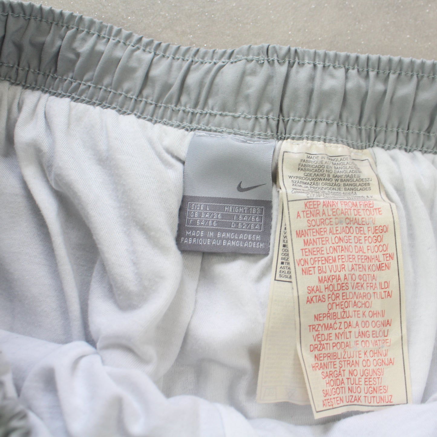SUPERSELTENE Nike Trainingshose aus den 2000ern, Grau – (M)