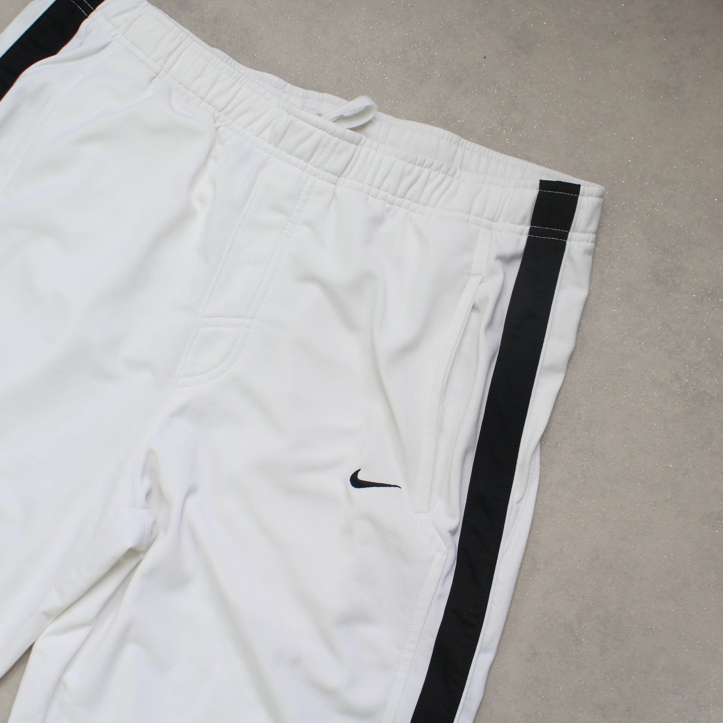 SUPERSELTENE Baggy-Trainingshose von Nike aus den 2000ern, weiß – (L)