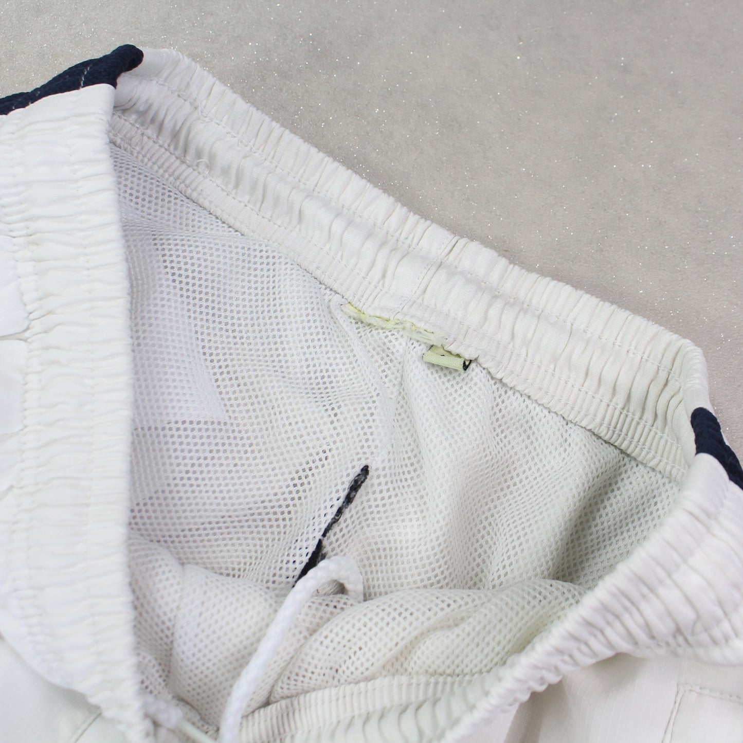 SUPERSELTENE Nike TN Trainingshose aus den 00ern, Weiß – (S)