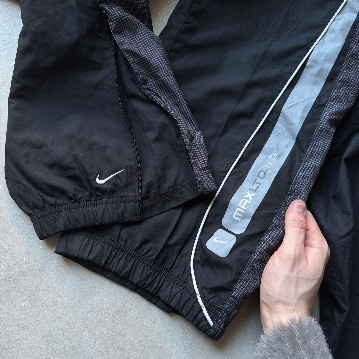 SUPER RARE 2000s Nike Air Max Trackpants Black - (L)